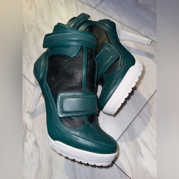 BCBG MAX AZRIA RUNWAY Powe Lug-sole Platform Ankle Day Boots Green Size 7 - Picture 3 of 6